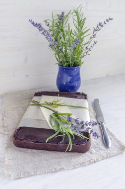 Helva, lavanta Çiçek Aranjman, bıçak yakınındaki süslenmiş ile Çikolatalı tart