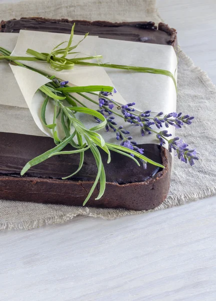 Coklat tart dengan halva, dihiasi dengan bunga lavender — Stok Foto
