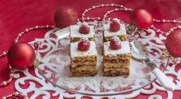 Vakantie appeltaart bars, gegarneerd met verse frambozen en kerstversiering. — Stockfoto