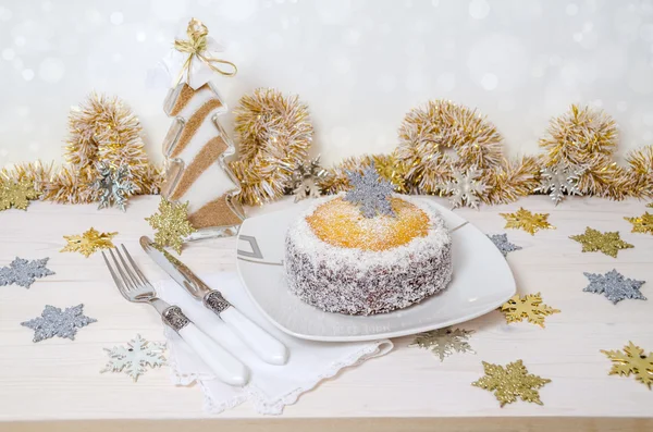 Feestelijke pompoen taart met kokosnoot op tafel en decoratie van Kerstmis. Achtergrond bokeh — Stockfoto