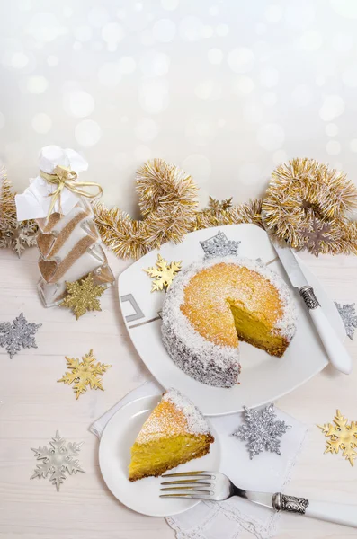 Świąteczny dyni ciasto z kokosem na stole i świątecznych dekoracji. Tło bokeh — Zdjęcie stockowe