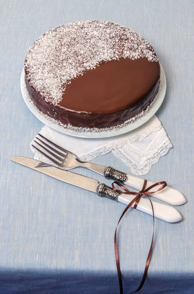 Festivee Cake with chocolate glaze on table served with white crockery — Stock Photo, Image