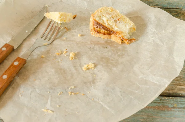 Stück neapolitanischer Osterkuchen und Gabel auf Packpapier — Stockfoto