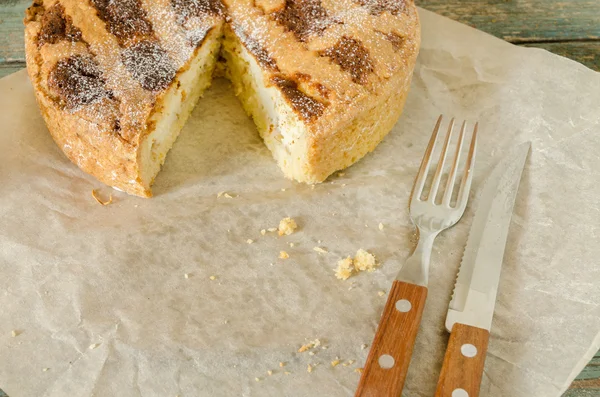 Napoliten Paskalya kek ve kağıt ambalaj üzerinde forrk parça