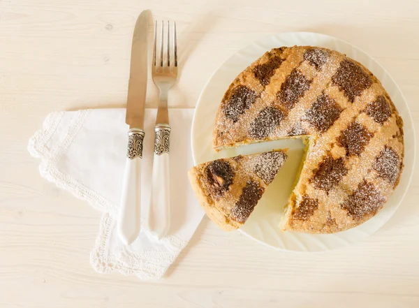 Napoliten Paskalya pasta buğday ve ricotta Beyaz ahşap tablo — Stok fotoğraf