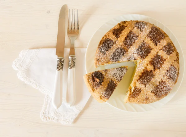 Tarte napolitaine de Pâques au blé et ricotta sur table en bois blanc — Photo