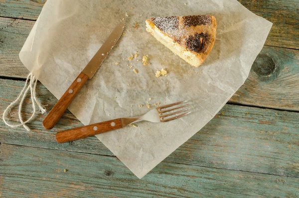 Bucată de tort napolitan de Paște și furculiță pe hârtie de ambalaj — Fotografie, imagine de stoc