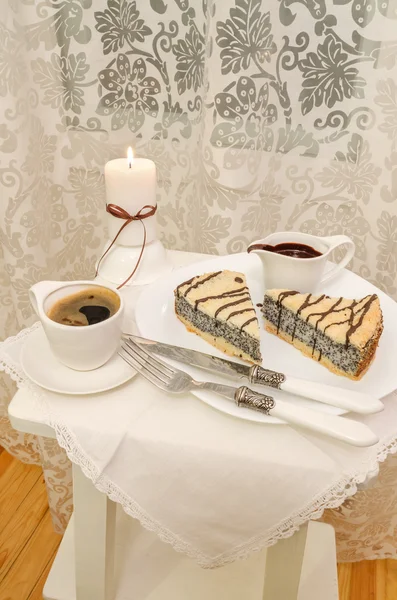 Немецкий маковый пирог на белой тарелке — стоковое фото