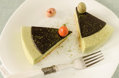 Çikolata ganache ve tatlı-stuff yumurta Paskalya kek çay matcha ile dekore edilmiştir