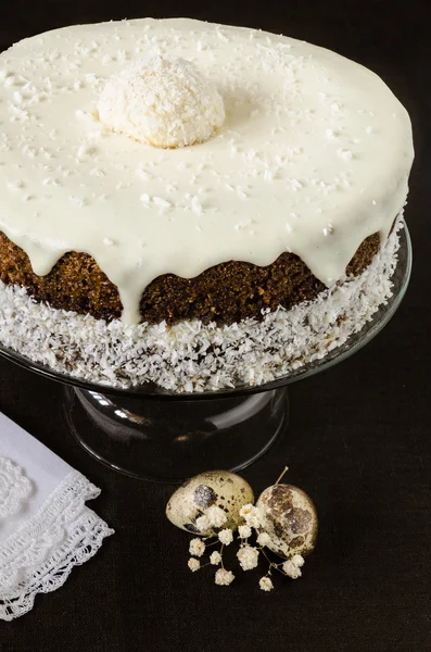 Bolo de Páscoa com creme de gelo Perto de ovos de codorna e flor — Fotografia de Stock