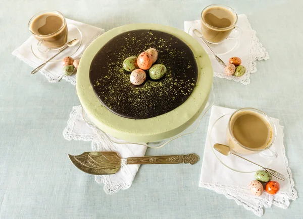 Easter cake with tea matcha decorated chocolate eggs — Stock Photo, Image