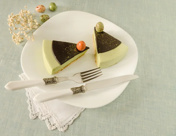 Easter cake with tea matcha decorated chocolate ganache and sweet-stuff eggs — Stock Photo, Image