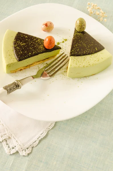 Pastel de Pascua con té matcha decorado ganache de chocolate y huevos dulces —  Fotos de Stock