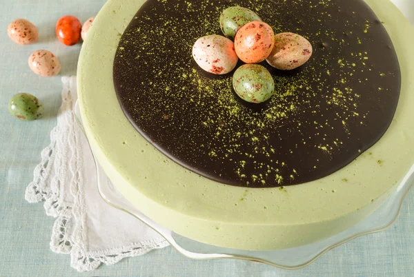 Osterkuchen mit Tee-Matcha dekoriert Schokoladen-Ganache und süßen Eiern — Stockfoto