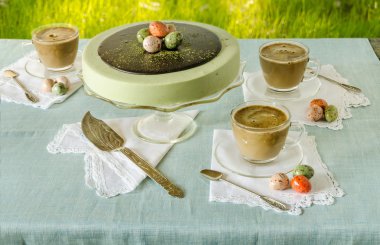 Paskalya tabloda çay matcha yeşil çim zemin üzerine cheesecake ve beyaz kahve ile
