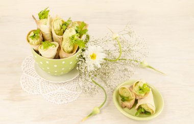 Kokulu cannoli ricotta, bezelye ve maydanoz ile doldurulmuş. Seçici odak