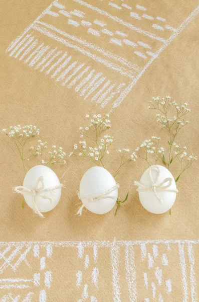 Páscoa ainda vida com ovos e flores . — Fotografia de Stock