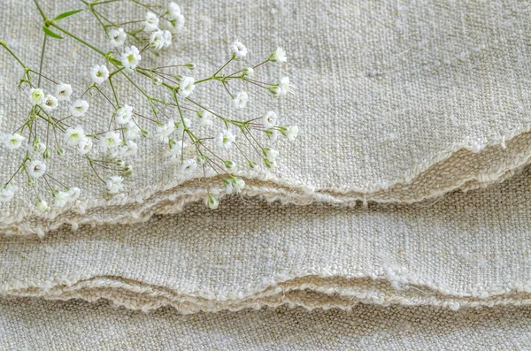 Stilleven met boeket bloemen op linnen tafelkleden — Stockfoto