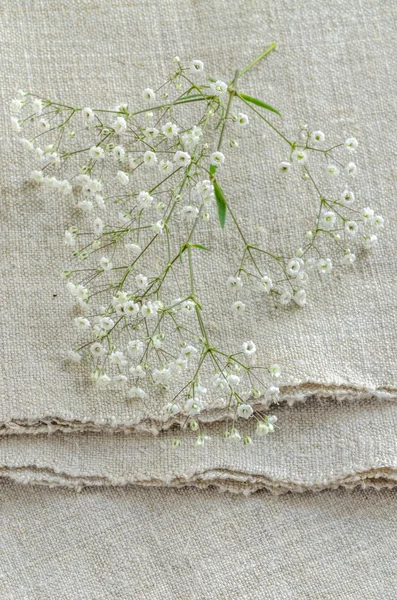 Keten masa örtüleri üzerinde buket çiçekli natürmort — Stok fotoğraf