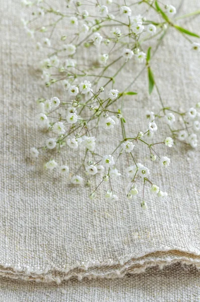 Nature morte avec bouquet fleurs sur nappes en lin — Photo