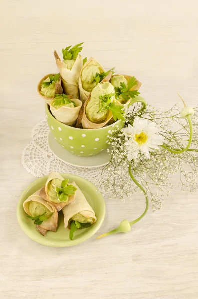 Hartige cannoli gevuld met ricotta, erwten en peterselie. Bovenaanzicht — Stockfoto