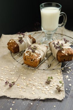 Kağıt kılavuz ve süt cam ambalaj içinde elma ile ev yapımı ekmek