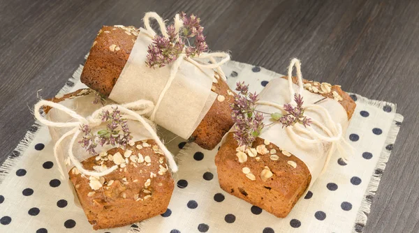 Hausgemachtes Brot mit Äpfeln in Geschenkpapier auf Leinenserviette — Stockfoto