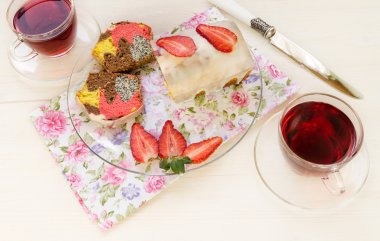 Anneler günü için beyaz çikolata sır ile çilek haşhaş tohum pasta