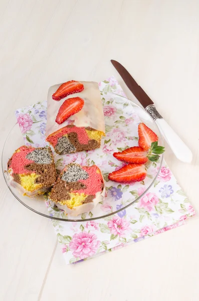 Gâteau de graines de pavot aux fraises avec glaçage au chocolat blanc pour la fête des mères — Photo