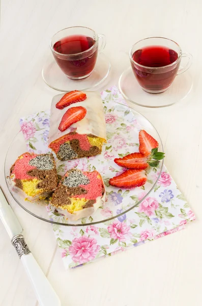 Strawberry poppy seed cake with white chocolate glaze for Mother's Day — Stock Photo, Image