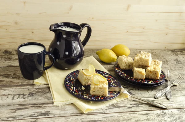 Кусочки лимонного крошки и чашка молока — стоковое фото