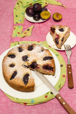 Erik üzerinde pembe bir masa örtüsü ile ev yapımı kek. Natürmort.