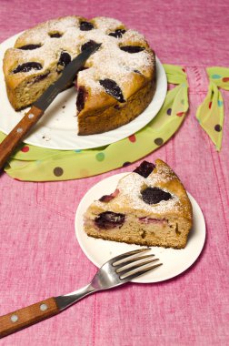 Erik üzerinde pembe bir masa örtüsü ile ev yapımı kek. Natürmort. Seçici odak