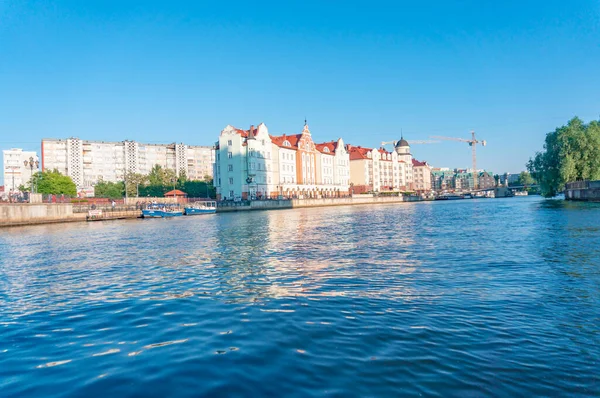 Aldeia de Pesca - etnográfico e comércio-ofício centro em Kaliningrado. Quarter, casas construídas em estilo alemão. Rio Pregolya, Rússia, Europa. — Fotografia de Stock