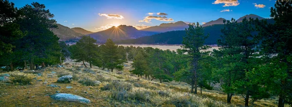 Rams Horn Dağı üzerinde gün doğumu Moraine Vadisi ile Rocky Dağı Ulusal Parkı 'nda.