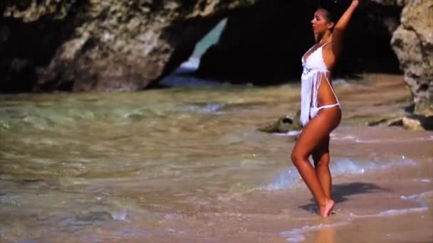 Jeune Femme Séduisante Profiter Détente Sur Plage Sable Près Océan — Video