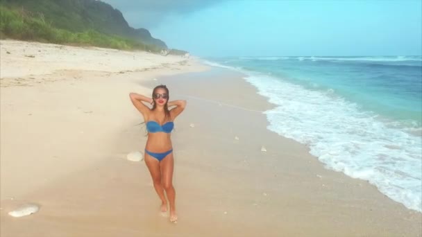 Mujer Joven Atractiva Que Disfruta Del Relax Mientras Camina Playa — Vídeo de stock