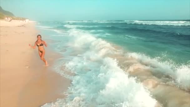 Jeune Femme Séduisante Courant Profitant Plage Sable — Video