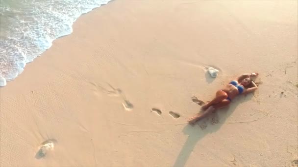 Jeune Femme Attrayante Profiter Détente Sur Plage Sable Fin — Video