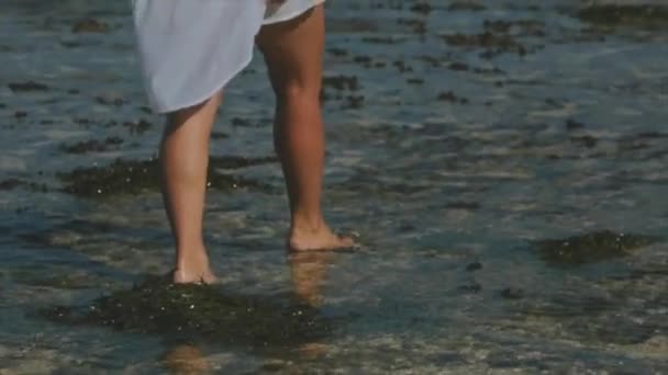 Vrouw Die Blootsvoets Zeewater Loopt Dichtbij Uitzicht — Stockvideo