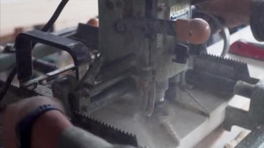 Yakın görüş. Bir marangoz atölyesinde değirmen makinesi üzerinde çalışıyor.