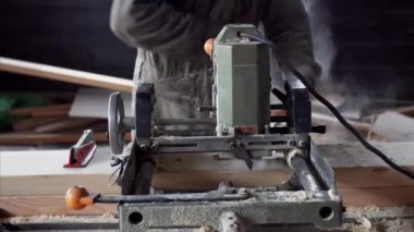 CNS makinesinin kaygan görüntüsü. Carpenter işten sonra kendini talaştan temizliyor.