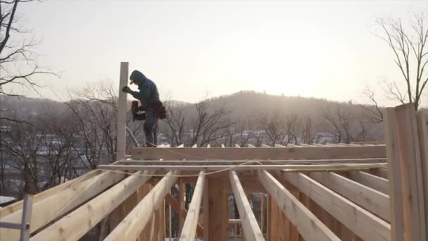 Budowniczowie Pracujący Niedokończonym Wnętrzu Domu Szkieletowego Drewnianymi Belkami Dachu Ścianami — Wideo stockowe