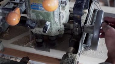 CNC makinesine ve talaşlara yakından bakın. Marangozun atölyesi
