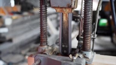 Delik açmak için elektrikli testerenin yakın görüntüsü