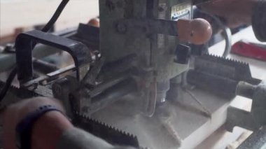 CNC makinesine ve talaşlara yakından bakın. Marangozun atölyesi