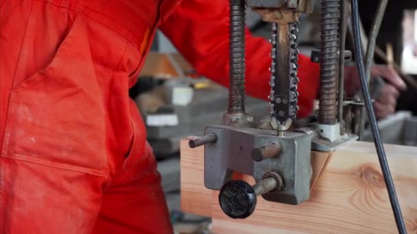 Carpenter Pracuje Své Dílně Řezací Otvory Elektrická Pila — Stock video