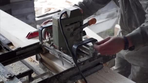 Tutup Tampilan Mesin Cnc Bekerja Dan Serbuk Gergaji Workshop Carpenter — Stok Video