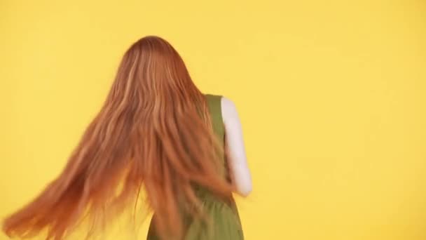 Back Woman Amazing Long Ginger Hair Dancing Moving Her Hair — Stock Video