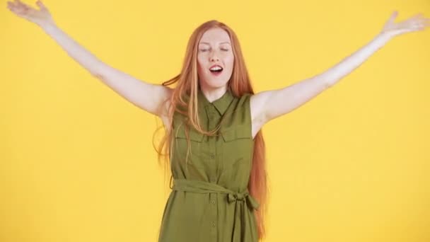 Jonge Vrouw Met Sproeten Lang Gember Haar Verschijnt Het Frame — Stockvideo